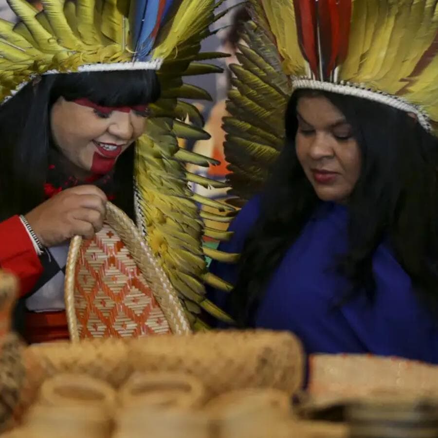 Célia Xakriabá e Sônia Guajajara mantêm suas vestes e tradições no exercício da política - Marcelo Camargo/Agência Brasil