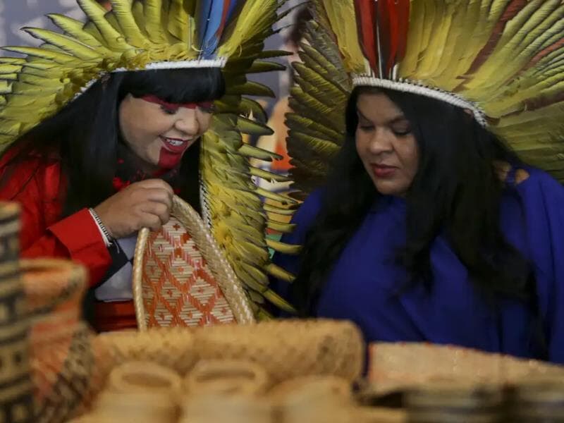 Célia Xakriabá e Sônia Guajajara mantêm suas vestes e tradições no exercício da política - Marcelo Camargo/Agência Brasil