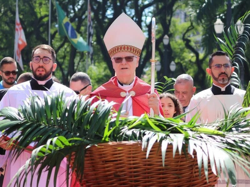O cardeal arcebispo metropolitano de São Paulo, Dom Odilo Pedro Scherer e fiéis, durante celebração da missa e procissão do Domingo de Ramos no último dia 13 - Felipe Marques/Zimel Press/Folhapress