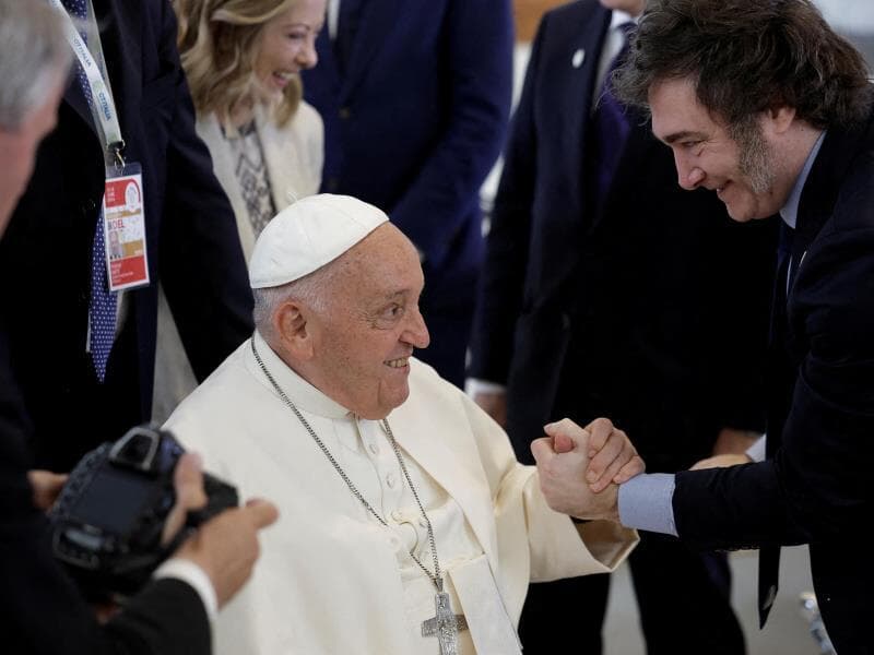 Em um gesto de reaproximação, Milei foi recebido pelo Papa Francisco em 2024 no Vaticano - Folhapress/Folhapress