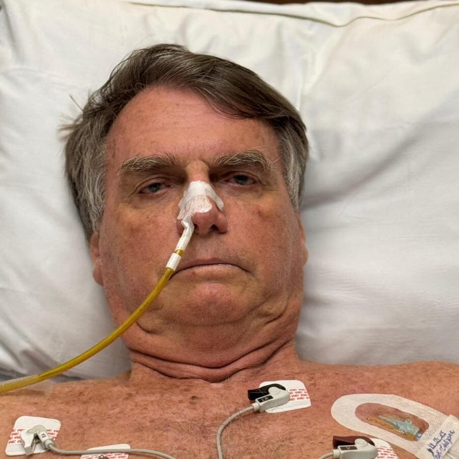 O ex-presidente Jair Bolsonaro, internado, em imagem publicada em perfil oficial nas redes sociais. - Reprodução/Instagram (@jairmessiasbolsonaro)