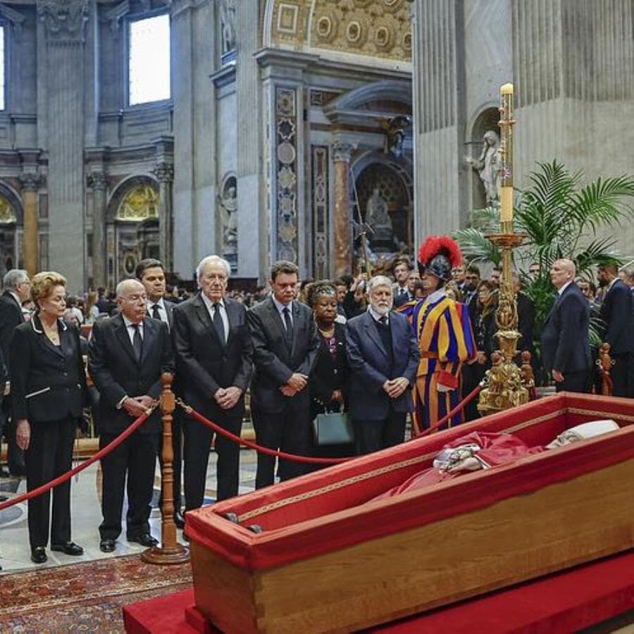 Lula e comitiva prestam homenagens em velório do papa Francisco - Ricardo Stuckert/Presidência da República