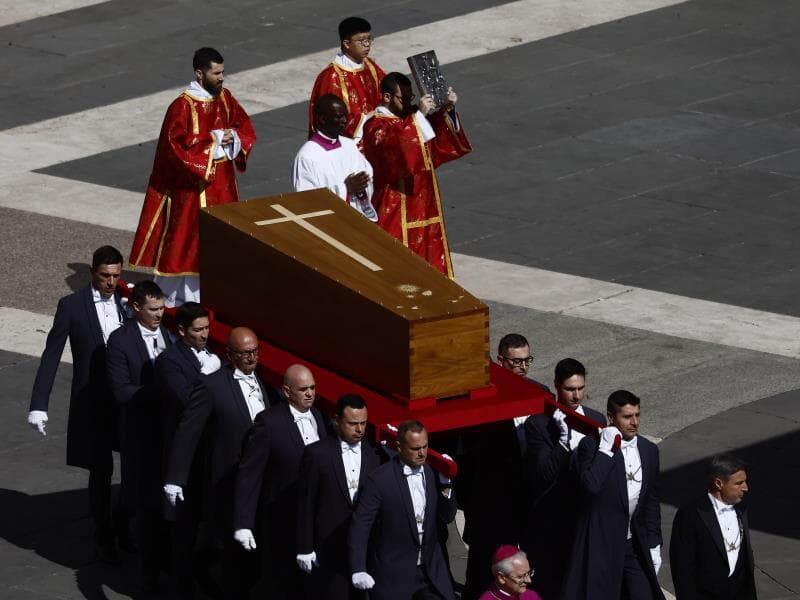 Corpo do pontífice foi levado em cortejo pelas ruas de Roma antes de cerimônia privada de sepultamento. - Cecilia Fabiano/LaPresse/DiaEsportivo/Folhapress
