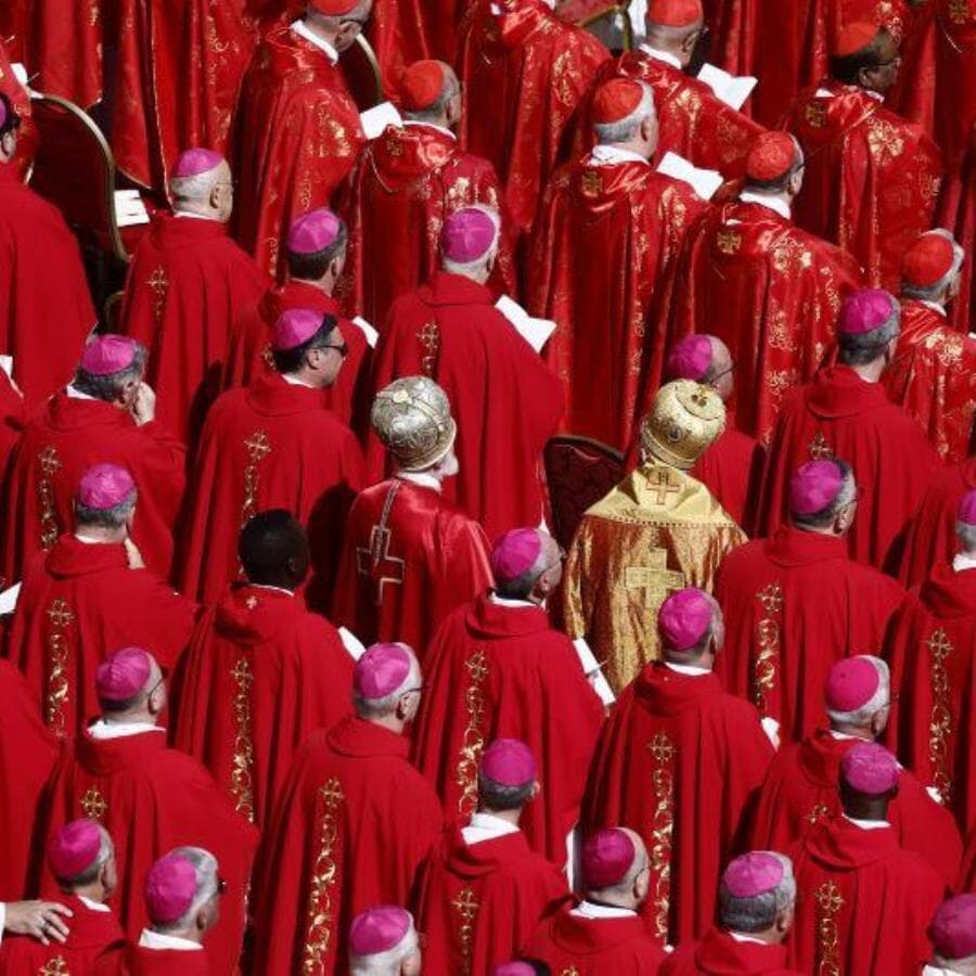 Na foto, cardeais comparecem à cerimônia fúnebre do Papa Francisco, na Praça de São Pedro. A data do Conclave para escolha do sucessor foi marcada para 7 de maio. - Cecilia Fabiano/LaPresse/DiaEsportivo/Folhapress