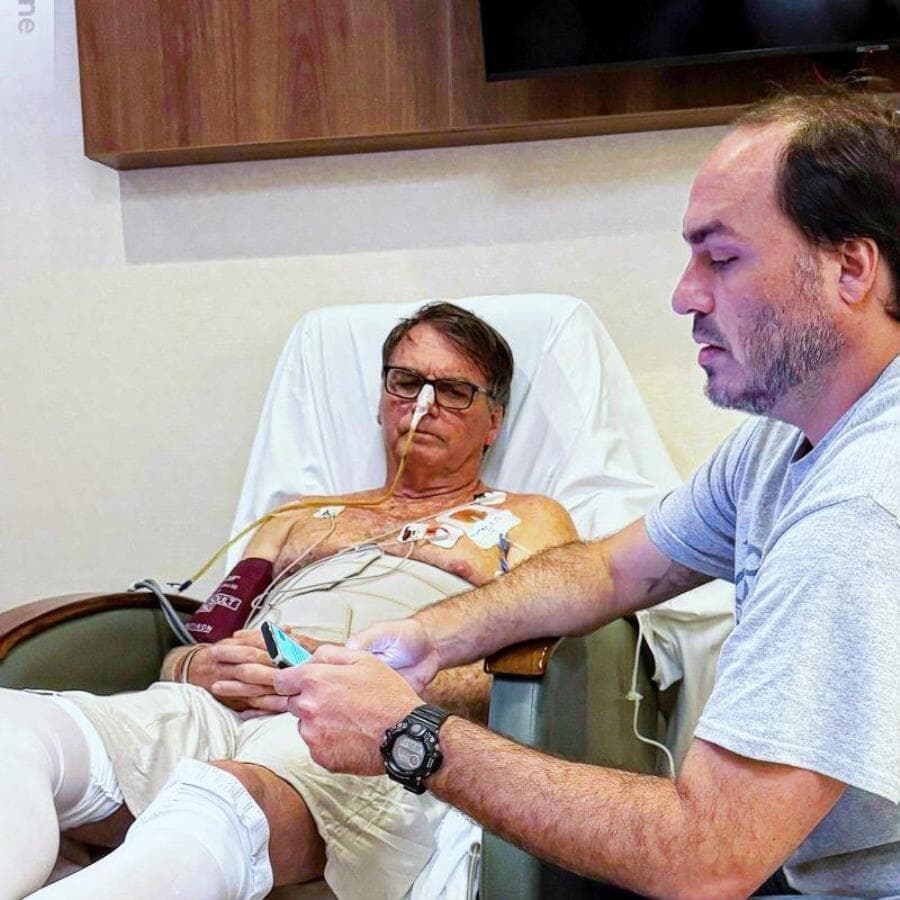 Jair Bolsonaro acompanhado do filho Carlos, na UTI. - Reprodução/Facebook (@jairmessias.bolsonaro)