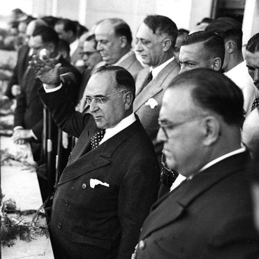 Getúlio Vargas acena à multidão ao anunciar, da sacada do Ministério do Trabalho, a criação da CLT  - Reprodução/Memorial da Democracia