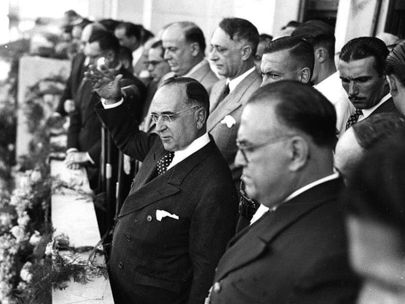 Getúlio Vargas acena à multidão ao anunciar, da sacada do Ministério do Trabalho, a criação da CLT  - Reprodução/Memorial da Democracia