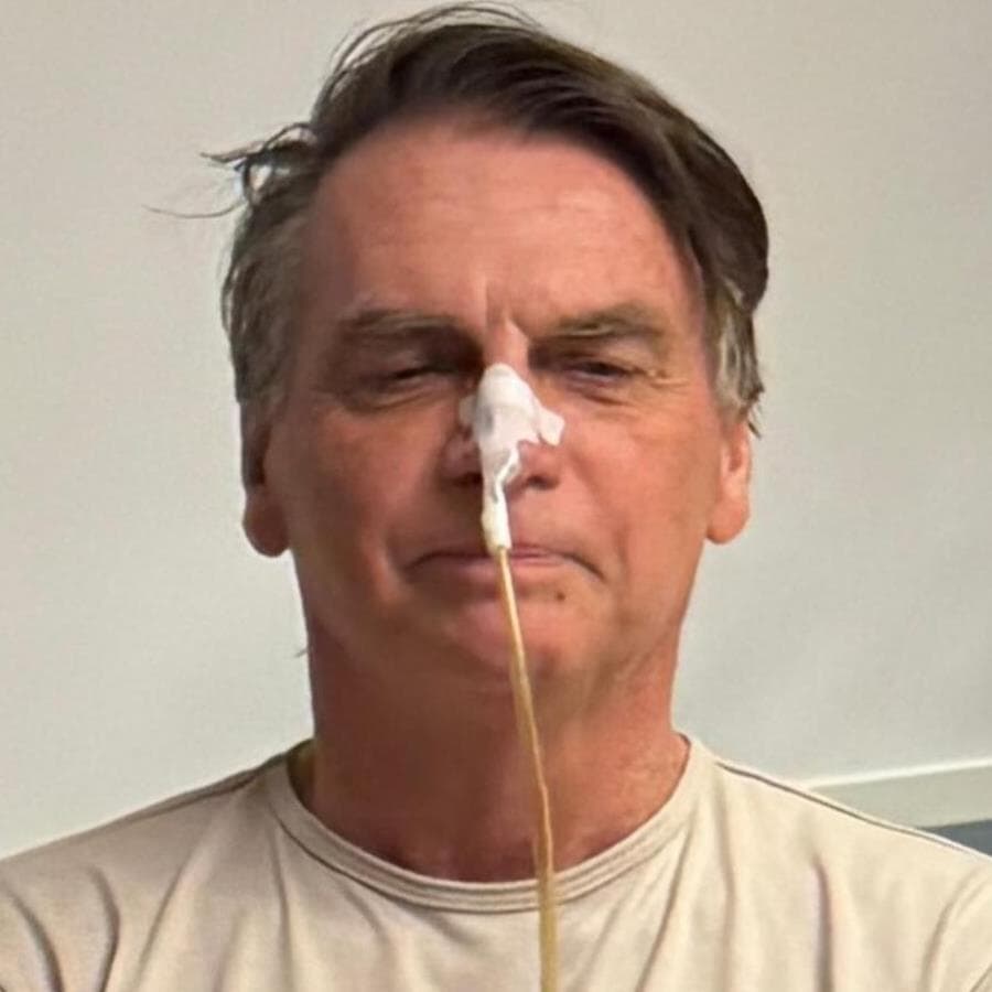 Médicos relatam melhora intestinal e envio à unidade semi-intensiva. - Divulgação/Jair Bolsonaro/Twitter