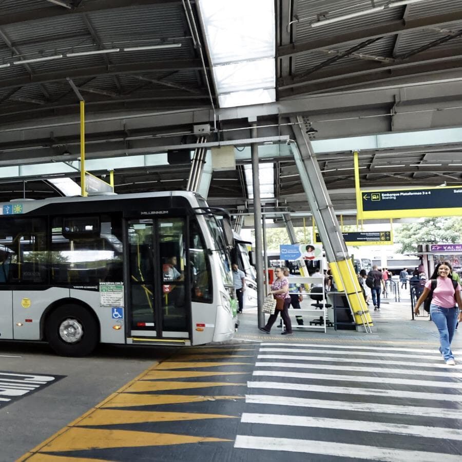 Benefício se estende a diversos meios de transporte coletivo e independe do uso de uniforme. - Paulo Pinto/Agência Brasil
