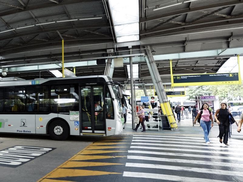 Benefício se estende a diversos meios de transporte coletivo e independe do uso de uniforme. - Paulo Pinto/Agência Brasil