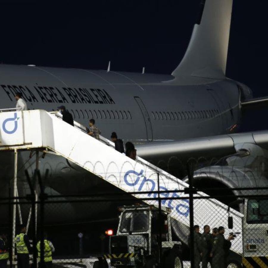 Voo da Força Aérea trazendo brasileiros repatriados dos Estados Unidos, em 7 de fevereiro de 2025. - LC Moreira/Thenews2/Folhapress