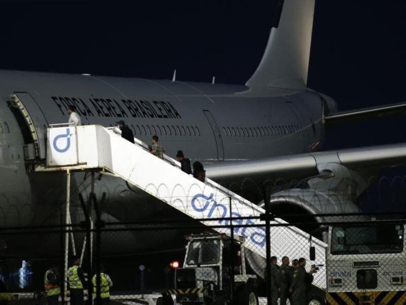 Voo da Força Aérea trazendo brasileiros repatriados dos Estados Unidos, em 7 de fevereiro de 2025. - LC Moreira/Thenews2/Folhapress