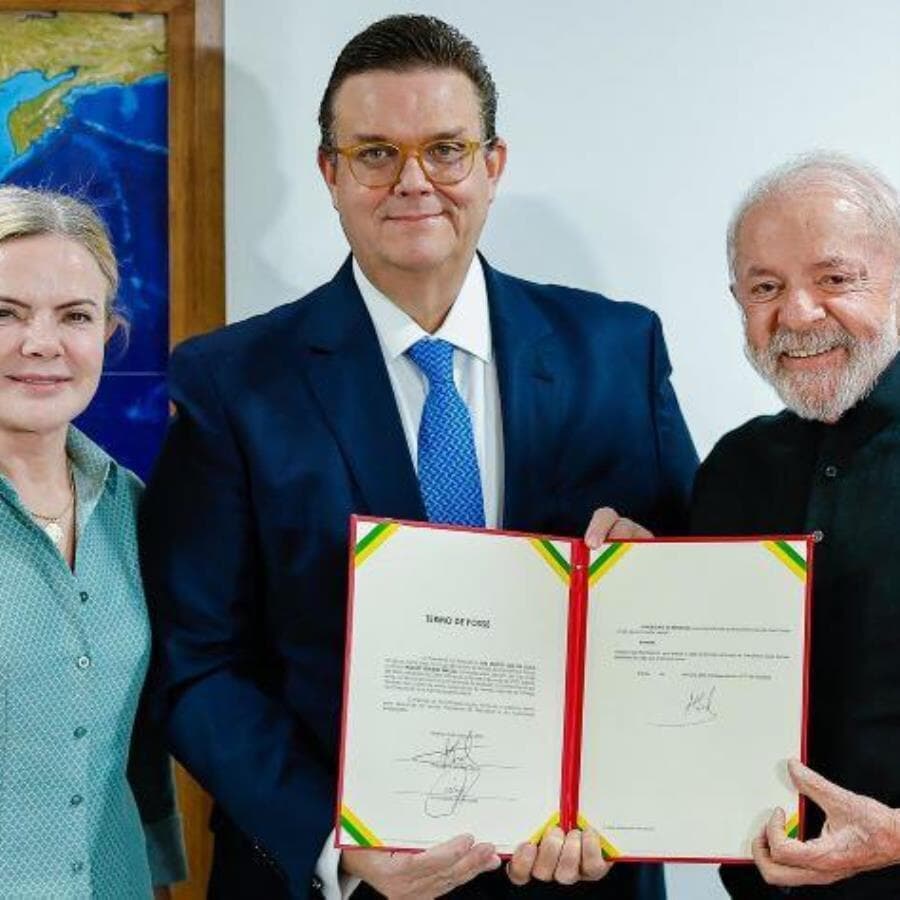 O novo ministro da Previdência Social, Wolney Queiroz, entre o presidente Lula e a ministra das Relações Institucionais, Gleisi Hoffmann. - Ricardo Stuckert/Presidência da República