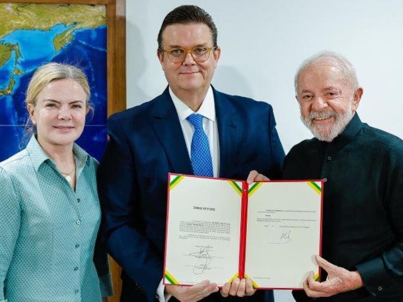 O novo ministro da Previdência Social, Wolney Queiroz, entre o presidente Lula e a ministra das Relações Institucionais, Gleisi Hoffmann. - Ricardo Stuckert/Presidência da República