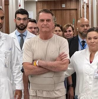 Bolsonaro com equipe médica no Hospital DF Star, em foto publicada nas redes sociais. - Reprodução/Instagram (@jairmessiasbolsonaro)