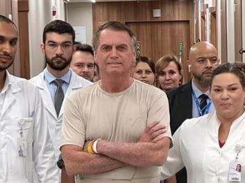 Bolsonaro com equipe médica no Hospital DF Star, em foto publicada nas redes sociais. - Reprodução/Instagram (@jairmessiasbolsonaro)