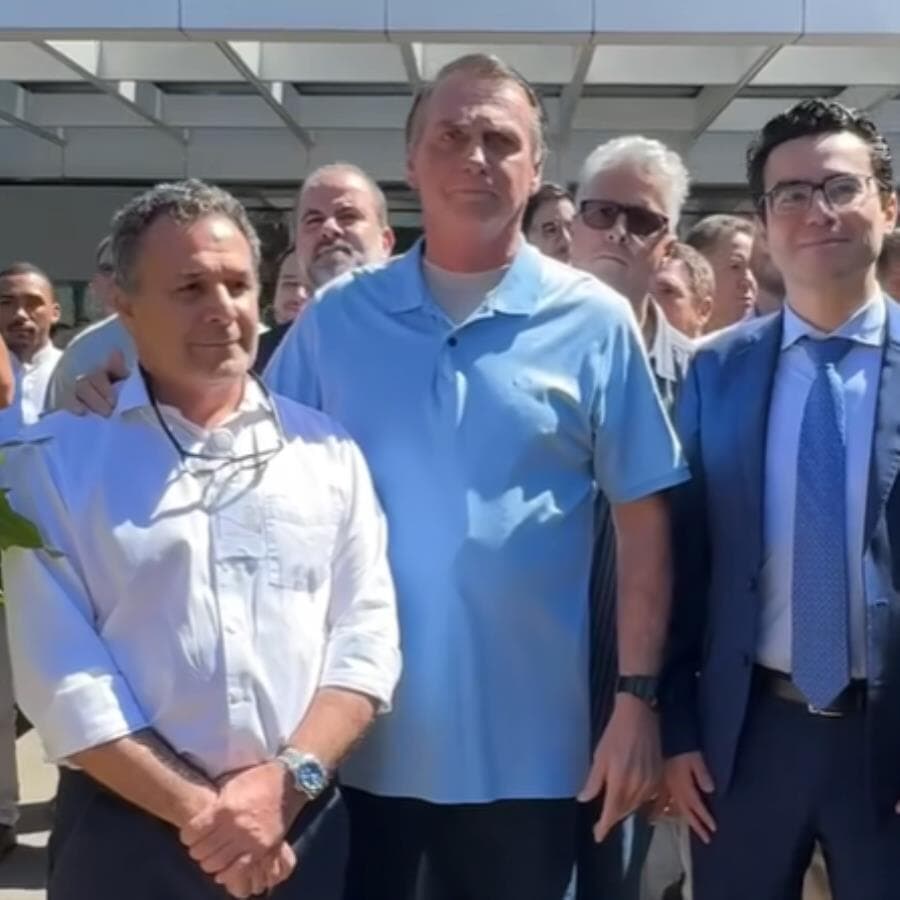 Bolsonaro na frente do Hospital DF Star, neste domingo (4), após receber alta. - Reprodução/Facebook (@jairmessias.bolsonaro)