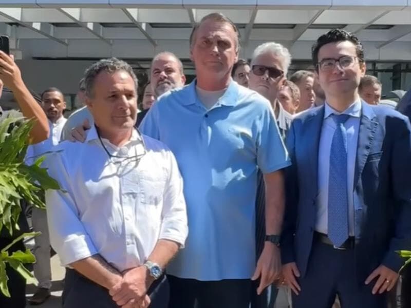 Bolsonaro na frente do Hospital DF Star, neste domingo (4), após receber alta. - Reprodução/Facebook (@jairmessias.bolsonaro)