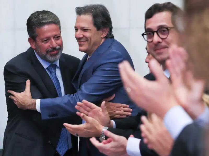 Aprovação de projeto relatado por Arthur Lira, à esquerda, é considerada prioritária pelo ministro da Fazenda, Fernando Haddad - Lula Marques/Agência Brasil