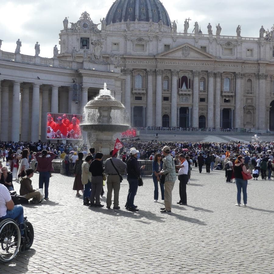 Fiéis aguardam na Praça de São Pedro o anúncio do novo papa - Julia Mineeva/Thenews2/Folhapress