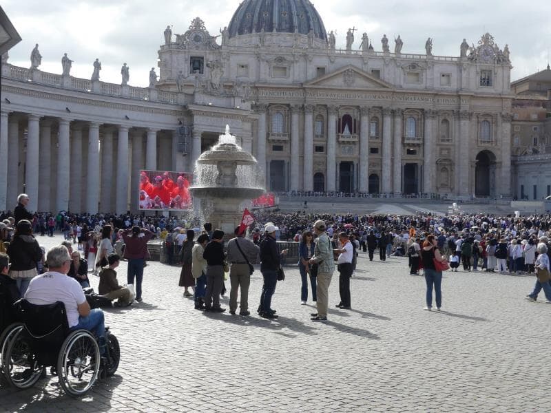 Fiéis aguardam na Praça de São Pedro o anúncio do novo papa - Julia Mineeva/Thenews2/Folhapress