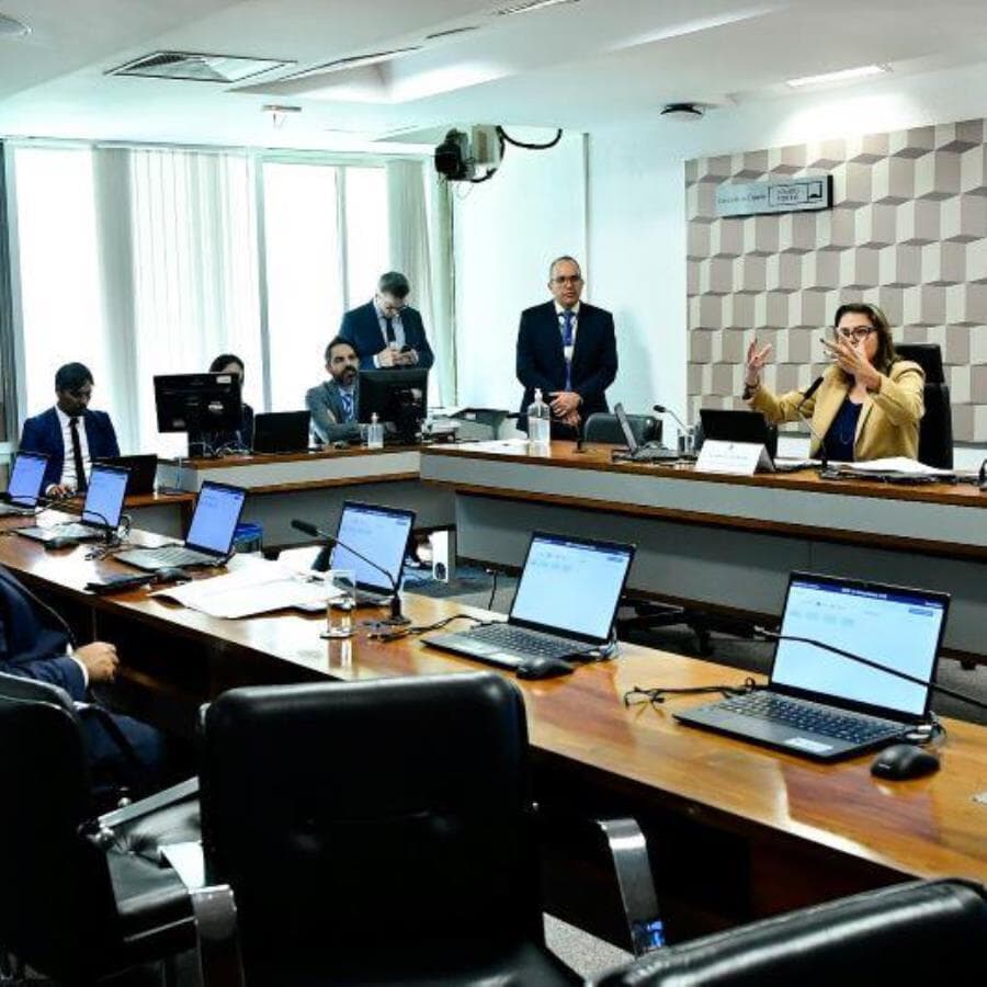 O senador Eduardo Girão (Novo-CE) na Comissão de Esportes do Senado, conversa com a senadora Leila Barros (PDT-DF), presidente do colegiado. - Geraldo Magela/Agência Senado