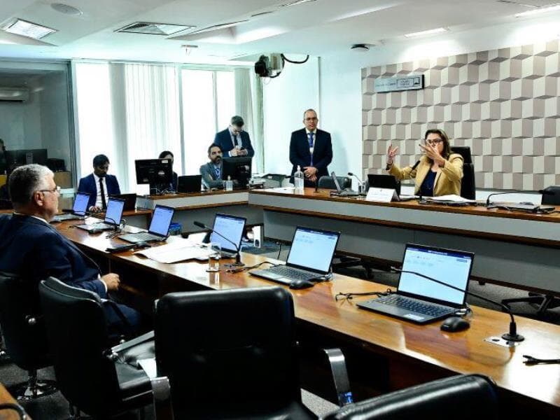 O senador Eduardo Girão (Novo-CE) na Comissão de Esportes do Senado, conversa com a senadora Leila Barros (PDT-DF), presidente do colegiado. - Geraldo Magela/Agência Senado