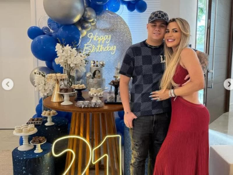 Giliard com a mãe, Deolane Bezerra, em imagem publicada em redes sociais. - Reprodução/Instagram (@giliardsantosoficiall)
