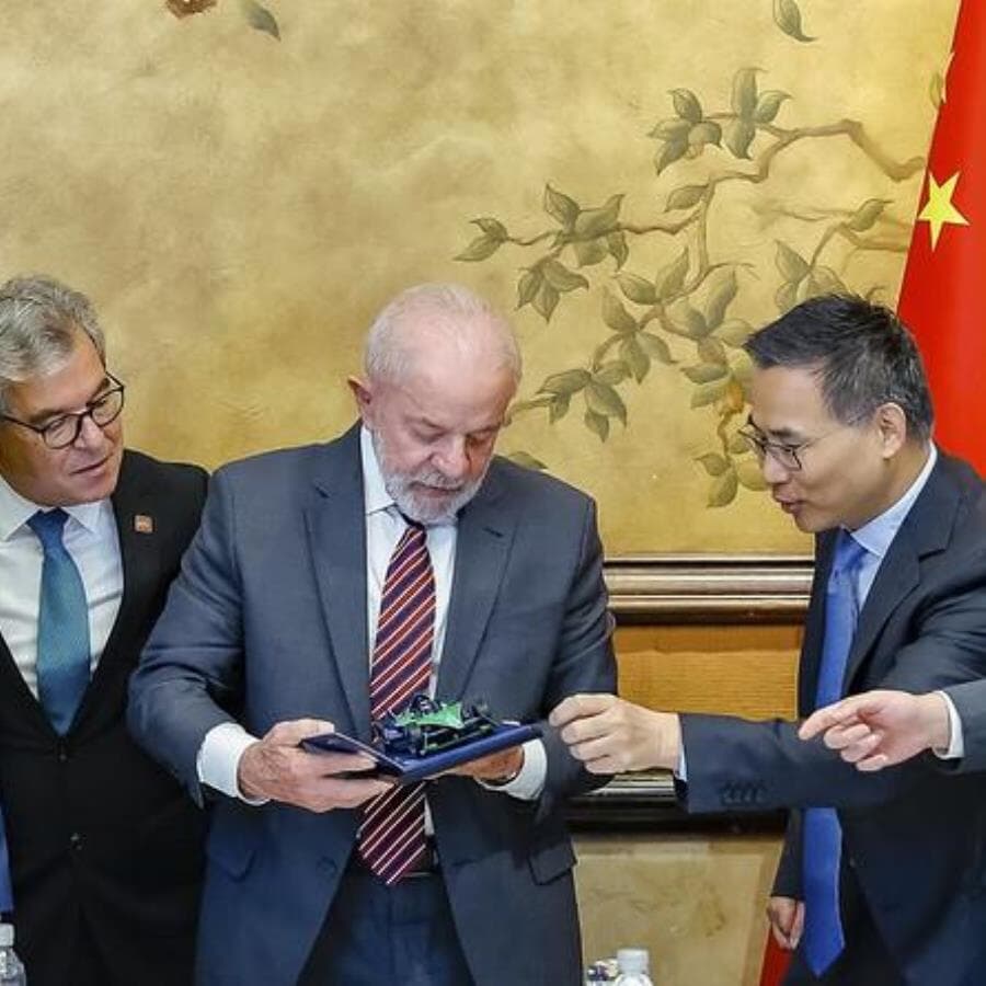 Rui Costa, Jorge Viana e Lula em audiência concedida ao presidente da Envision, Lei Zhang, em Pequim
 - Ricardo Stuckert/PR