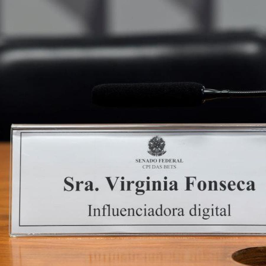 Placa indicando o lugar de Virgínia Fonseca na CPI das Bets. - Edilson Rodrigues/Agência Senado