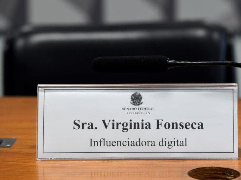 Placa indicando o lugar de Virgínia Fonseca na CPI das Bets. - Edilson Rodrigues/Agência Senado