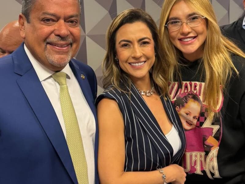 Imagem mostrando parlamentares e influenciadora após depoimento na CPI das casas de apostas - Reprodução/Instagram (@virginia)