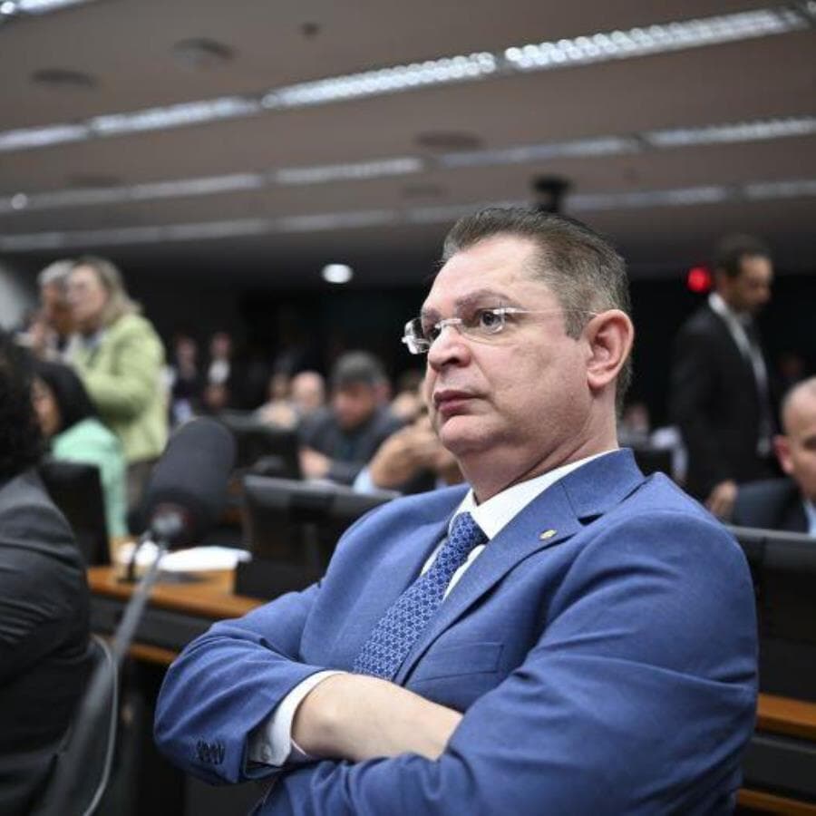 O líder do PL, Sóstenes Cavalcante (PL-RJ), falou em entrevista sobre a possibilidade de desrespeitar um "acordo" que envolve a distribuição de emendas de comissão. - Ton Molina/Fotoarena/Folhapress