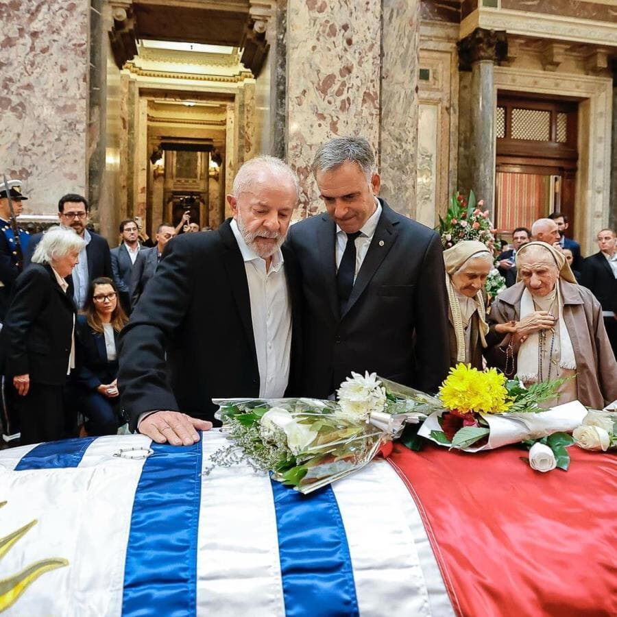 Presidente Lula e o presidente uruguaio Yamandú Orsi durante velório de Pepe Mujica. - Ricardo Stuckert/Presidência da República