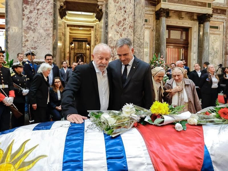 Presidente Lula e o presidente uruguaio Yamandú Orsi durante velório de Pepe Mujica. - Ricardo Stuckert/Presidência da República