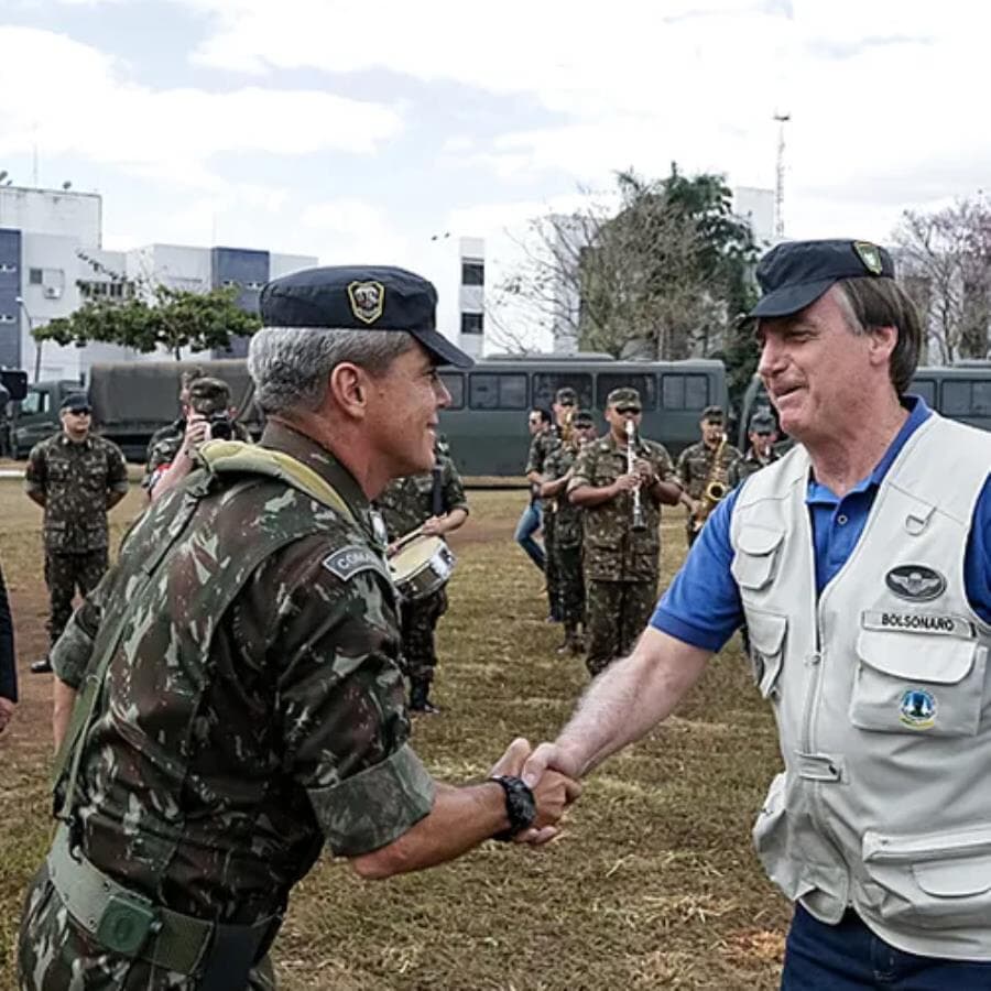 Bolsonaro e o ex-comandante de Operações Especiais, dos kids pretos, general Mário Fernandes, que já virou réu, acusado de participar da trama golpista. - Isac Nóbrega/Presidência da República