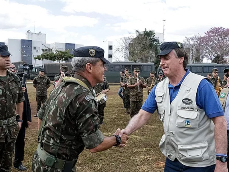 Bolsonaro e o ex-comandante de Operações Especiais, dos kids pretos, general Mário Fernandes, que já virou réu, acusado de participar da trama golpista. - Isac Nóbrega/Presidência da República