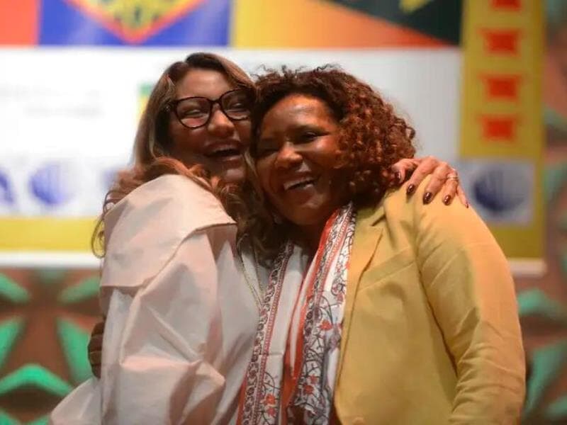 A primeira-dama, Janja Lula da Silva e a ministra da Cultura, Margareth Menezes durante evento de posse da presidenta da Fundação Nacional de Artes (Funarte). - Tomaz Silva/Agência Brasil