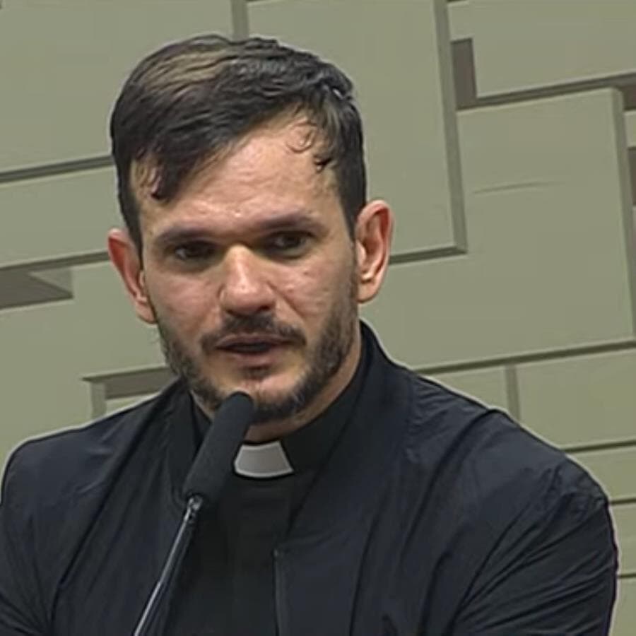 O padre Patrick Fernandes em depoimento à CPI das Bets. - Reprodução/Youtube