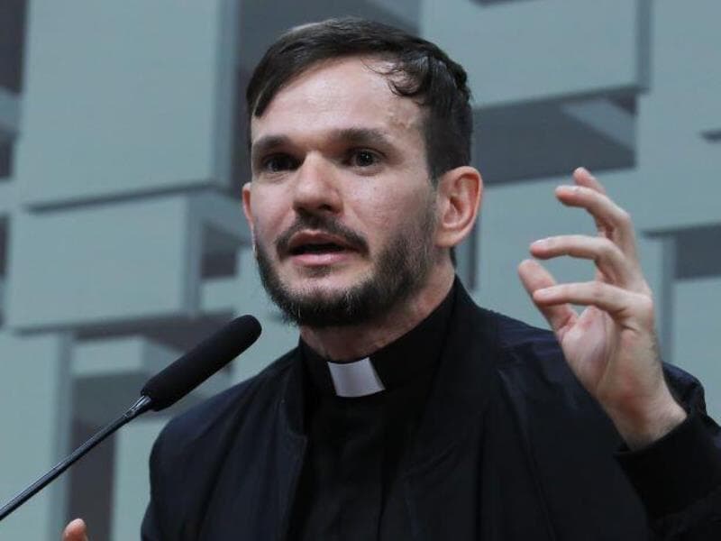 O padre Patrick Fernandes em sessão da CPI das Bets. - Lula Marques/Agência Brasil