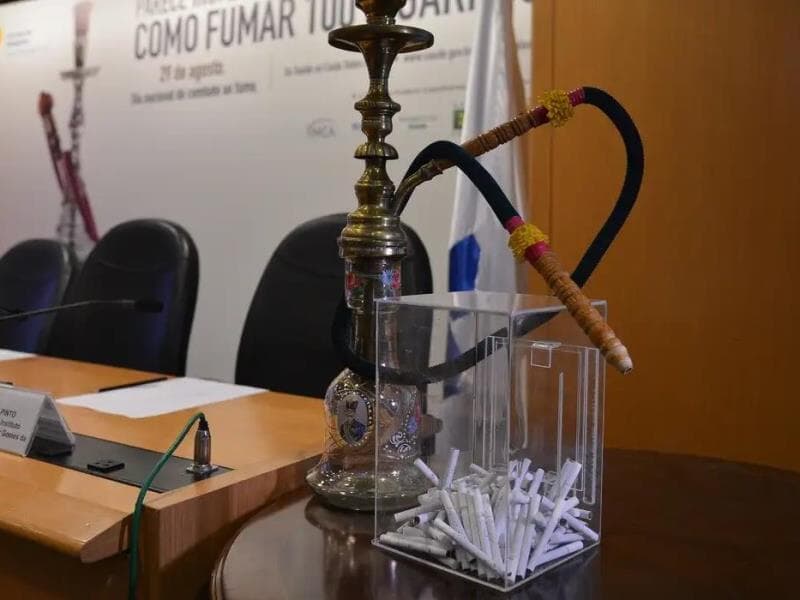 Medida prevê restrição do uso a tabacarias e proíbe acesso de menores a esses locais. - Valter Campanato/Agência Brasil