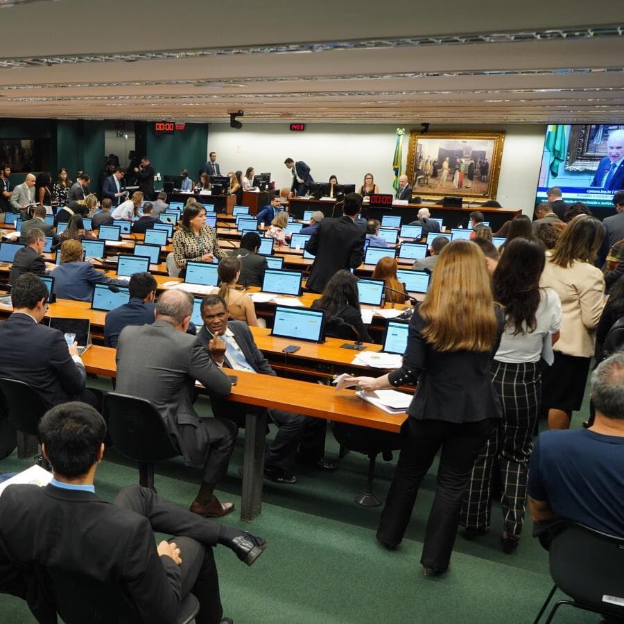 Texto exige códigos de conduta, escuta ativa e campanhas em instituições que atendem crianças e adolescentes. - Pablo Valadares / Câmara dos Deputados