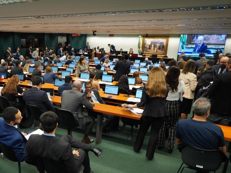 Texto exige códigos de conduta, escuta ativa e campanhas em instituições que atendem crianças e adolescentes. - Pablo Valadares / Câmara dos Deputados