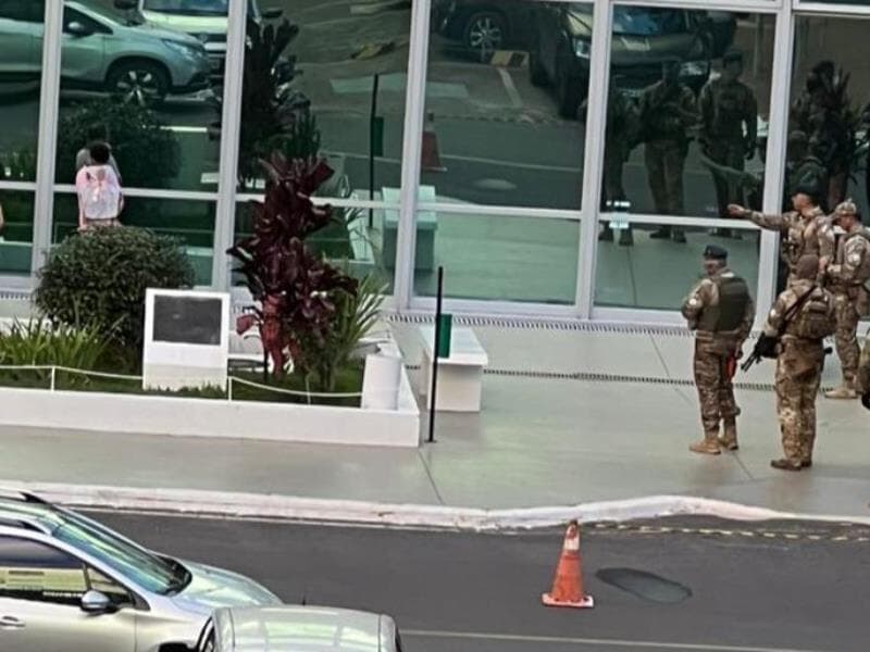Homem ameaça explodir bomba. - Jeniffer Oliveira