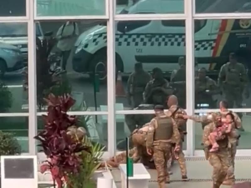 Polícia imobiliza autor de ameaça com bomba. - Reprodução/Redes Sociais