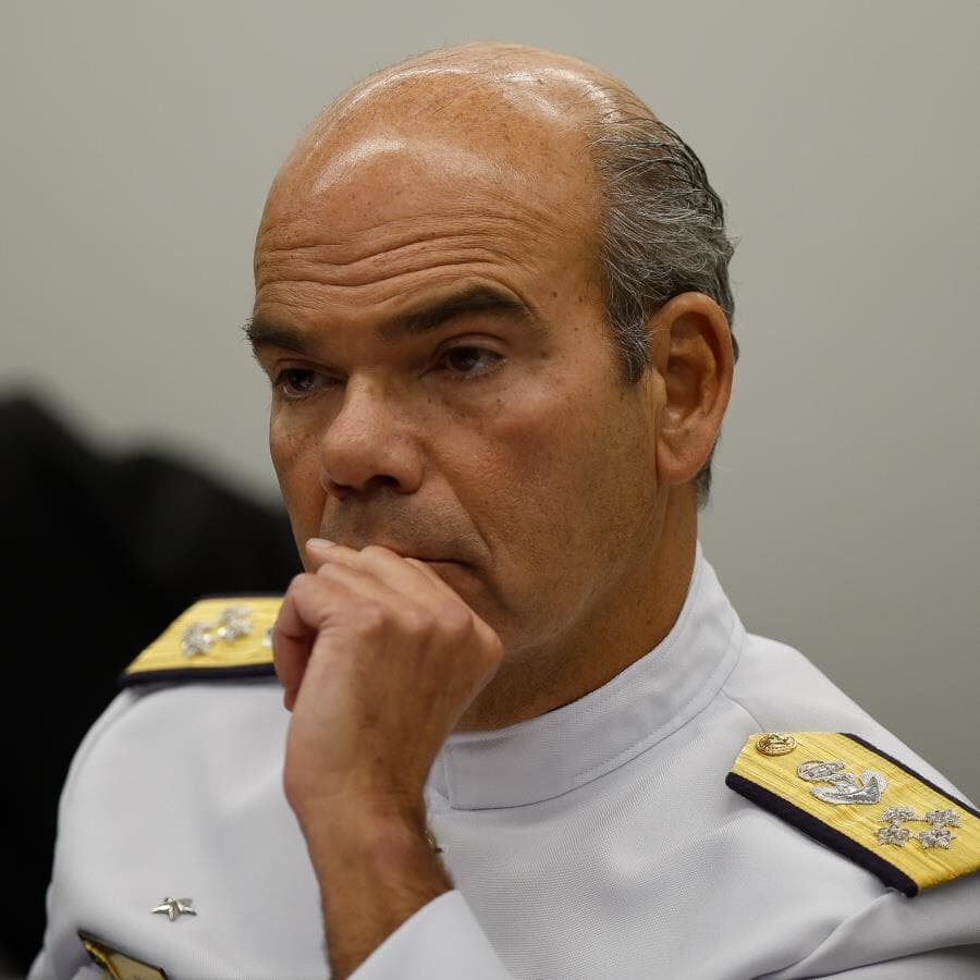 Comandante da Marinha, almirante Olsen não queria depor como testemunha de defesa de Garnier, seu antecessor no caso. - Pedro Ladeira/Folhapress