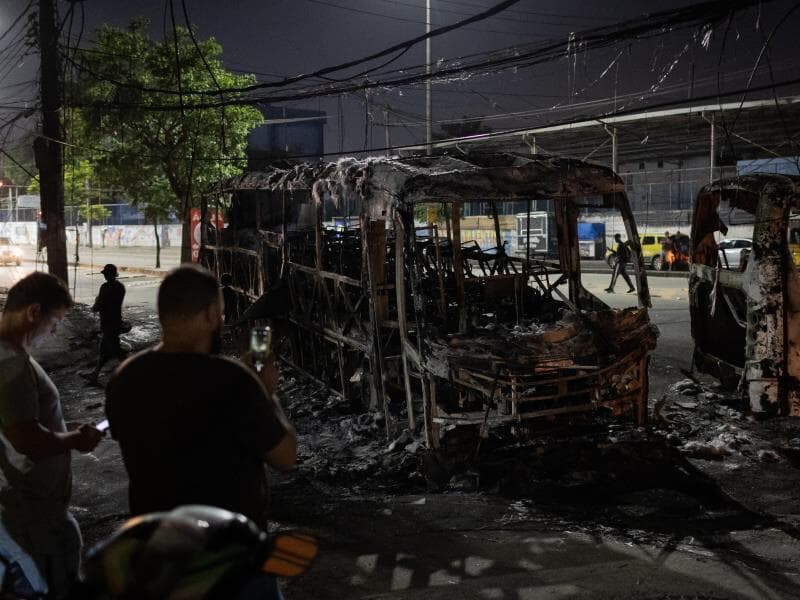 Rio de Janeiro, 23 de outubro de 2023: carcaça de ônibus incendiado por milicianos após a morte de um dos líderes de grupo criminoso que atua na cidade. - Eduardo Anizelli/Folhapress