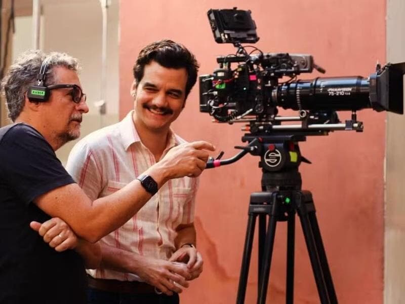 O diretor Kleber Mendonça e o ator Wagner Moura no set de filmagem de "O Agente Secreto". Depois de "Ainda Estou Aqui", outra obra brasileira que retrata a ditadura faz história. - Reprodução/Instagram