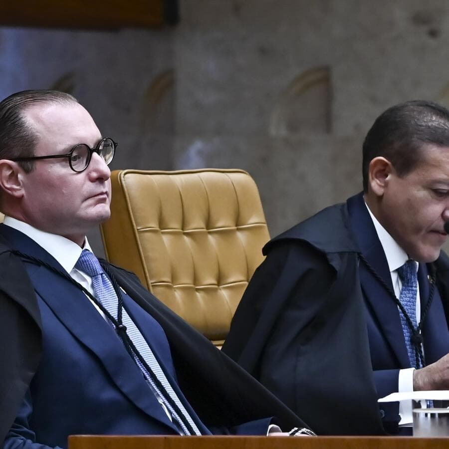 O ministro Cristiano Zanin abriu divergência com o voto do relator, Nunes Marques, ao fundo.  - Ton Molina /Fotoarena/Folhapress