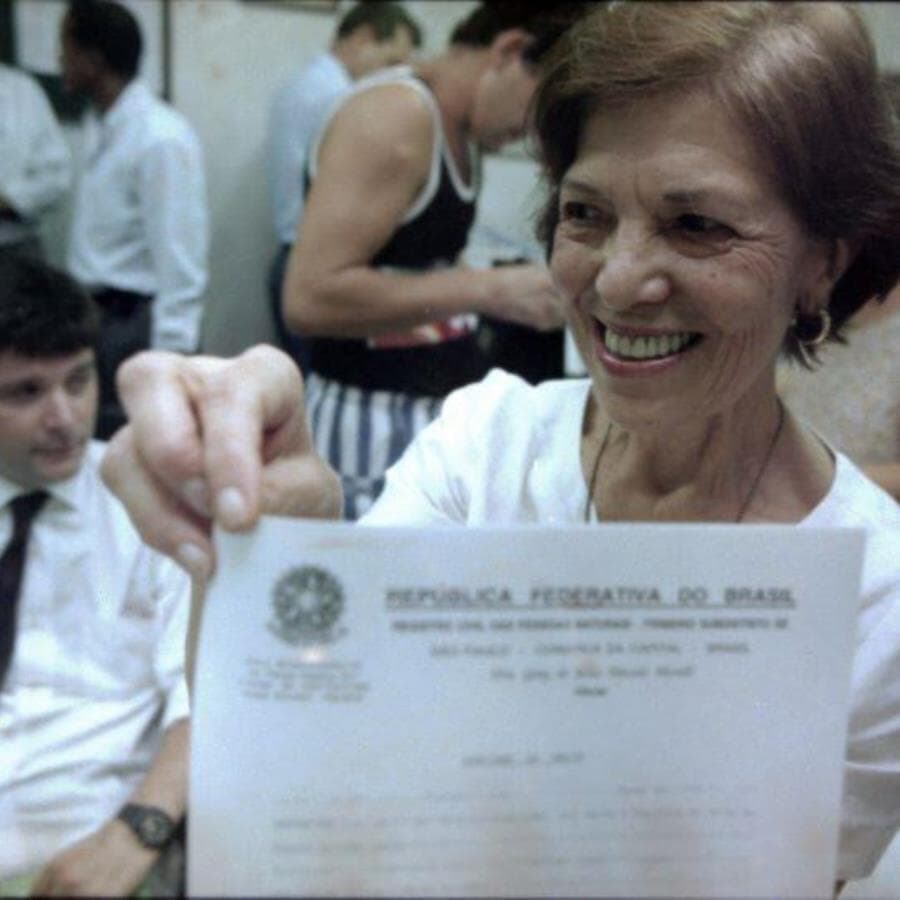 Eunice Paiva, em 1996, quando finalmente recebeu a certidão de óbito de Rubens Paiva, seu marido desaparecido desde 1971, na ditadura militar. - Eduardo Knapp/Folhapress